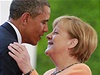 Nmecká kancléka Angela Merkelová v objet s americkým prezidentem Barackem Obamou. Kvli odposlechové afée procházejí americko-nmecké vztahy tkou zkoukou