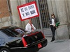 "USA nás pehuje a okrádá," tvrdil transparent mue ped budovou ministerstva zahranií v Madridu