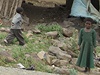 Dti ped polorozpadlými domy v Etiopii