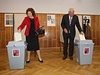 Bývalý prezident Václav Klaus se svou chotí Livií volili v ZU Klapkova v Praze 8 - Kobylisích. 