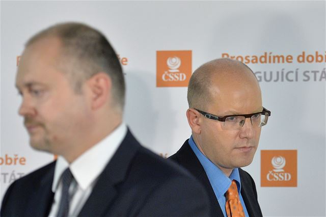 Pedseda SSD Bohuslav Sobotka (na snímku se míjí s Michalem Hakem) na základ výzvy pedsednictva 27. íjna po jednání grémia strany oznámil, e nerezignuje na funkci éfa SSD.