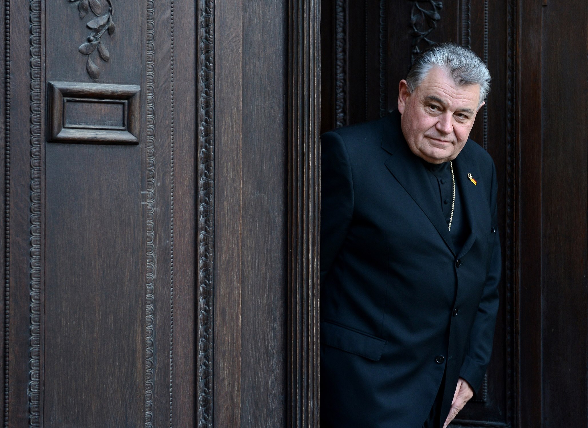 Pra�ský arcibiskup Dominik Duka odchází z jednání s premiérem Ji�ím Rusnokem.