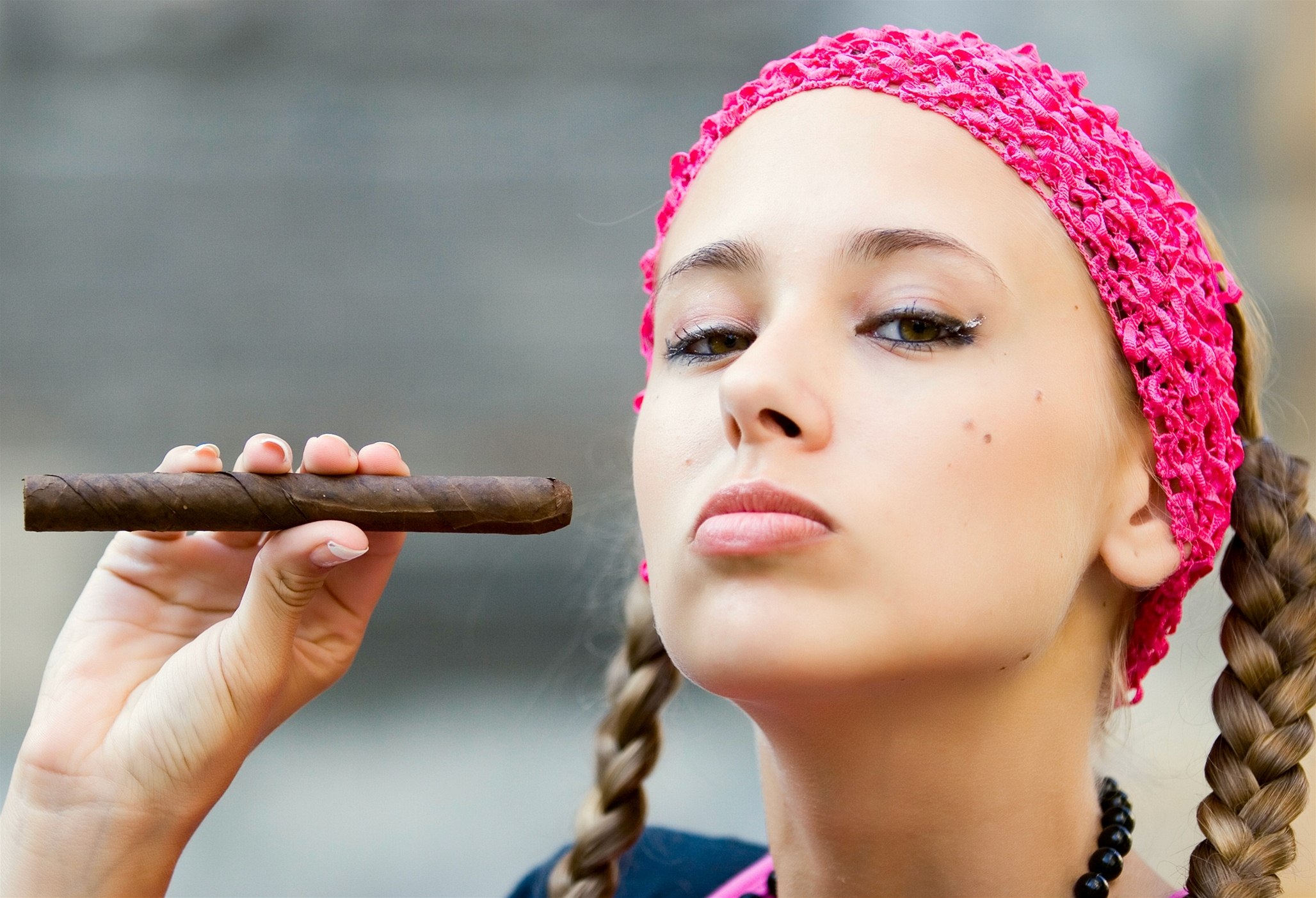 Teenager s doutníkem - ilustra�ní