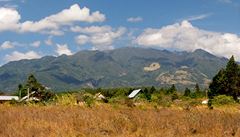 Sopka nad okolní krajinou