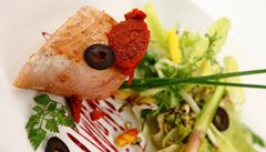 Pe�ená máslová makrela "ADOBO" na gratinované mu�kátové dýni, batátovým pyré, avokádovým krémem a salsou z tropického ovoce provon�nou panenským olivovým olejem