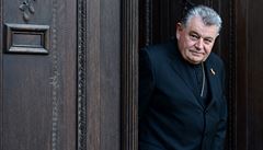 Pražský arcibiskup Dominik Duka odchází z jednání s premiérem Jiřím Rusnokem. | na serveru Lidovky.cz | aktuální zprávy