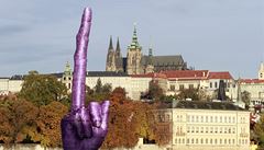 Desetimetrový fialový objekt na Vltavě je dílem Davida Černého.