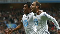 Fotbalisté Tottenhamu Roberto Soldado (vpravo) a Paulinho