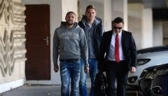 Hrá�i obvin�ní v sázka�ské afé�e Jan Halama (vlevo), David Jablonský (uprost�ed) a advokát Bronislav �erák