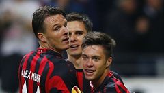 �eský fotbalista Frankfurtu Václav Kadlec (vpravo)