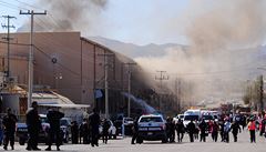 Policisté a záchranáři zasahují ve městě Ciudad Juarez při výbuchu v podniku na cukrovinky