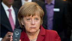 Merkelová prý odposlechy usnadnila: používala běžný telefon