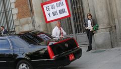 "USA nás �pehuje a okrádá," tvrdil transparent mu�e p�ed budovou ministerstva zahrani�í v Madridu