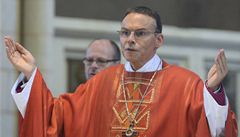Biskup Tebartz-van Elst bhem bohosluby v Limburgu (záí 2013)