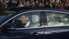 Vévoda a vévodkyn� z Cambridge p�ijí�d�jí na k�est svého syna George.