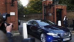 Wiliam, Kate a George opou�t�jí Kensingtonský palác a mí�í na princ�v k�est.