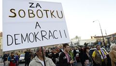 Pochod na podporu pedsedy SSD Bohuslava Sobotky v Praze. Úastníci vyli z Pohoelce a smovali na Hradanské námstí. 