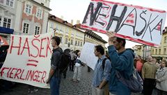 Pochod na podporu pedsedy SSD Bohuslava Sobotky v Praze. Úastníci vyli z Pohoelce a smovali na Hradanské námstí. 