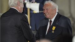 Medaili Za zásluhy z rukou Miloe Zemana pevzal spisovatel Zdenk Mahler (vpravo). 