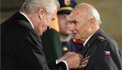 Medaili Za zásluhy pevzal také válený veterán Pavel Vranský.  