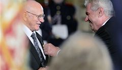 Medaili Za zásluhy pevzal také fyzik Jan Kí (vpravo). 
