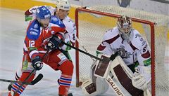 Novotný p�ed brankou Rigy.