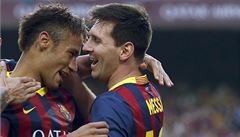 Neymar a Messi slaví gól do sít Realu.