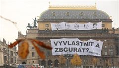 Na Národním divadle se ráno objevil čtyřicetimetrový transparent Greenpeace. | na serveru Lidovky.cz | aktuální zprávy