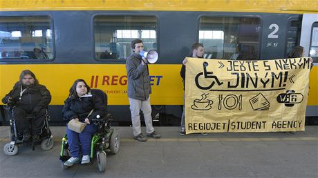 Protest obanského sdruení Asistence proti omezení v cestování handicapovaných ve vlacích spolenosti RegioJet.