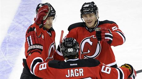 Radost hokejist New Jersey Devils, zleva Adam Larsson, Jaromír Jágr a Anton Volenkov