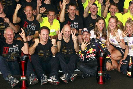 Zamstnanci stáje Red Bull, první mu v dolní ad zprava je nmecký vítz F1 Sebastian Vettel