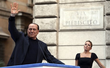 Silvio Berlusconi a jeho ena Franceska Pascaleová.