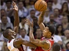 Basketbalista Chicaga Bulls Derrick Rose (vpravo) a Chris Bosh z Miami Heat