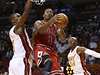 Basketbalista Chicaga Bulls Derrick Rose (uprosted), vlevo je Chris Bosh a vpravo Ray Allen z Miami Heat