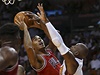 Basketbalista Chicaga Bulls Derrick Rose (vlevo) a Dwyane Wade z Miami Heat