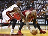 Basketbalista Chicaga Bulls Carlos Boozer (vpravo) a Dwyane Wade z Miami Heat