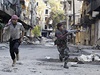 Dttí vojáci v Sýrii. Tináctiletý Mohammad (vpraco) utíká ped ostelovai