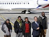 Prezident François Hollande (druhý zprava) se tveicí proputných mu. Zleva Marc Feret, Pierre Legrand, Daniel Larribe a Thierry Dol  