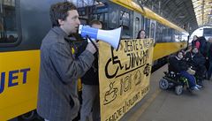 Protest obanského sdruení Asistence proti omezení v cestování handicapovaných ve vlacích spolenosti RegioJet.