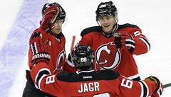 Radost hokejistů New Jersey Devils, zleva Adam Larsson, Jaromír Jágr a Anton Volčenkov