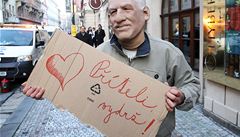 Demonstrant ped Lidovým domem