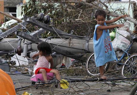 Tajfun Haiyan zabil na Filipínách pes tisíc lidí, tla leí v ulicích.