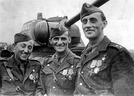 Antonn Sochor, Josef Burk a Richard Tesak po vyznamenn Zlatou hvzdou za boj v Kyjev.