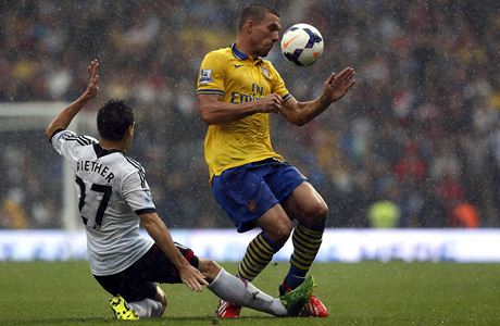 Fotbalista Fulhamu Sacha Riether (vlevo) a Lukas Podolski z Arsenalu