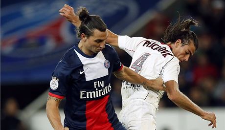 Fotbalista Paris St. Germain Zlatan Ibrahimovi (vlevo) a Nemanja Pejinovi z Nice