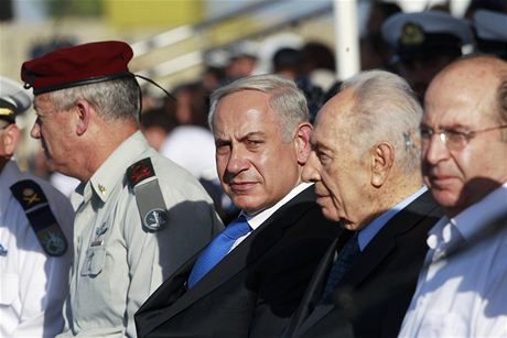 Zleva velitel izraelské armády Benny Gantz, premiér Benjamin Netanjahu, prezident imon Peres a ministr obrany Moe Jaalon  