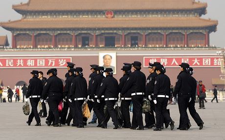 íntí policisté na pekingském námstí Tchien-an-men
