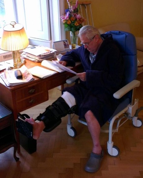 Prezident Zeman po úrazu kolena na kolekovém kesle