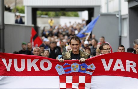 Chorvaté ve Vukovaru se bouí proti srbským nápism na institucích.