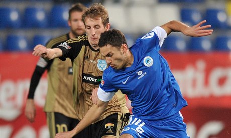 Slovan Liberec - 1. SC Znojmo. Serhij Rybalka (vpravo) z Liberce a Josef Hnaníek ze Znojma